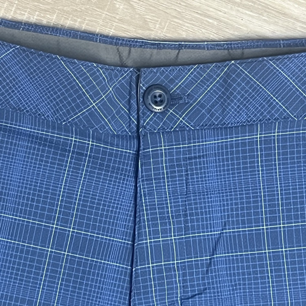 Under Armour Golf Shorts Loose Plaid Flat Athletic 10" INS Mens Sz 36 - Picture 2 of 9